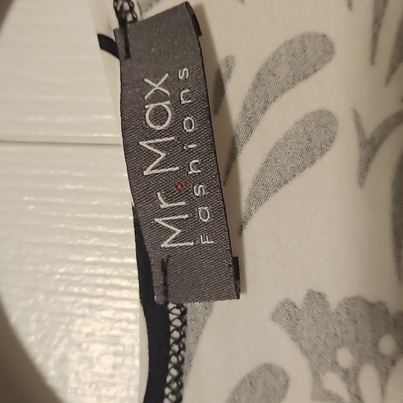 💖 $5 add to bundle item Flutter sleeve v neck black and white top💖 - Picture 3 of 5